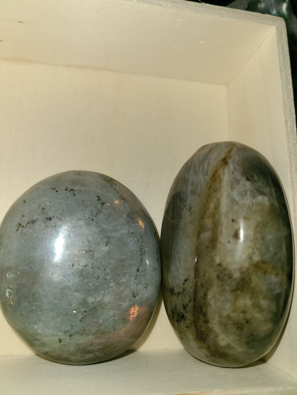 Labradorite Palm Stone: Intuition, Protection, Meditation Crystal
